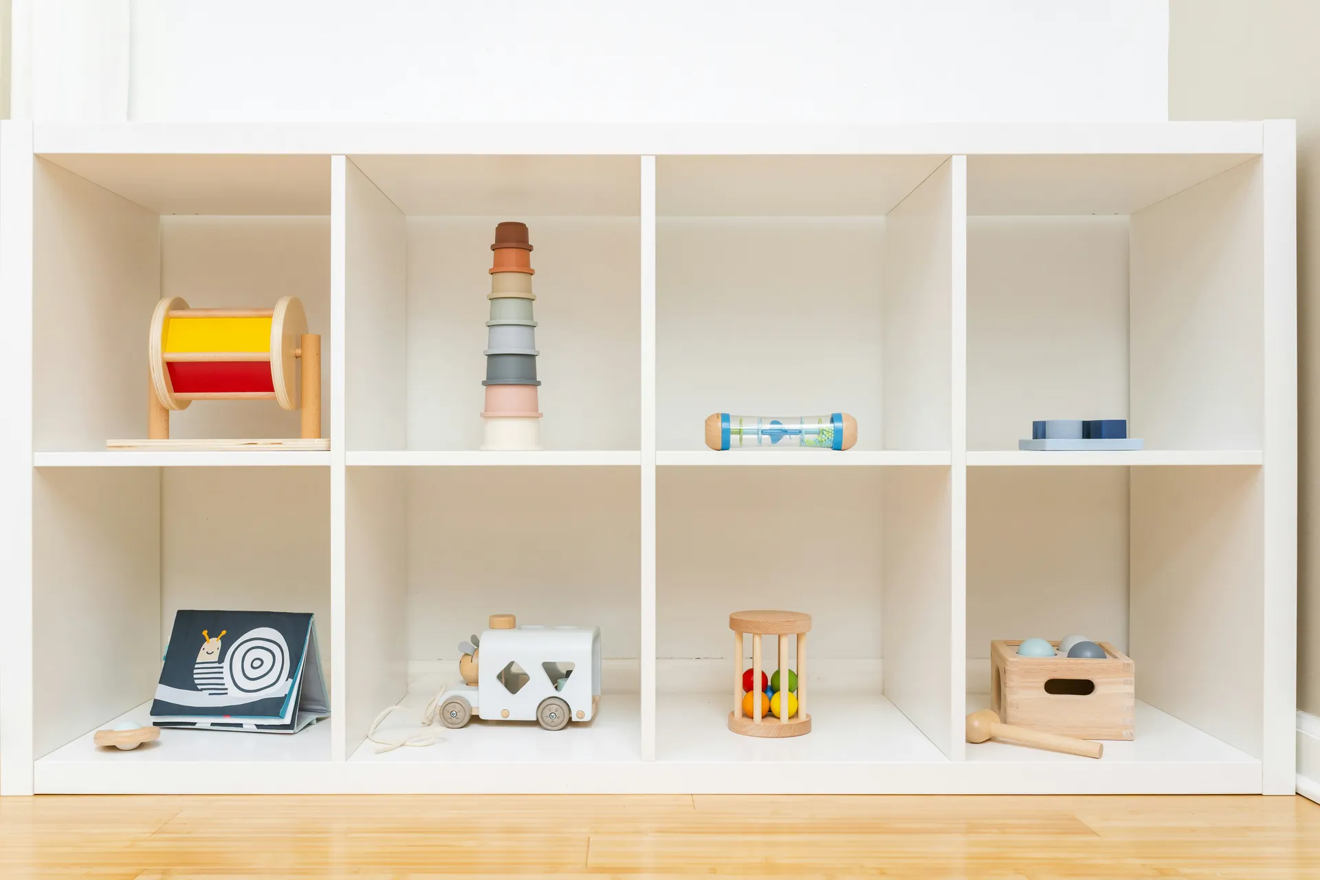 Estante com brinquedos educativos